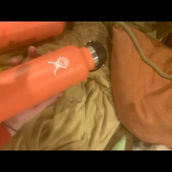 21oz and 32oz highly demanded Tangelo Hydro Flasks - Picture 7 of 9